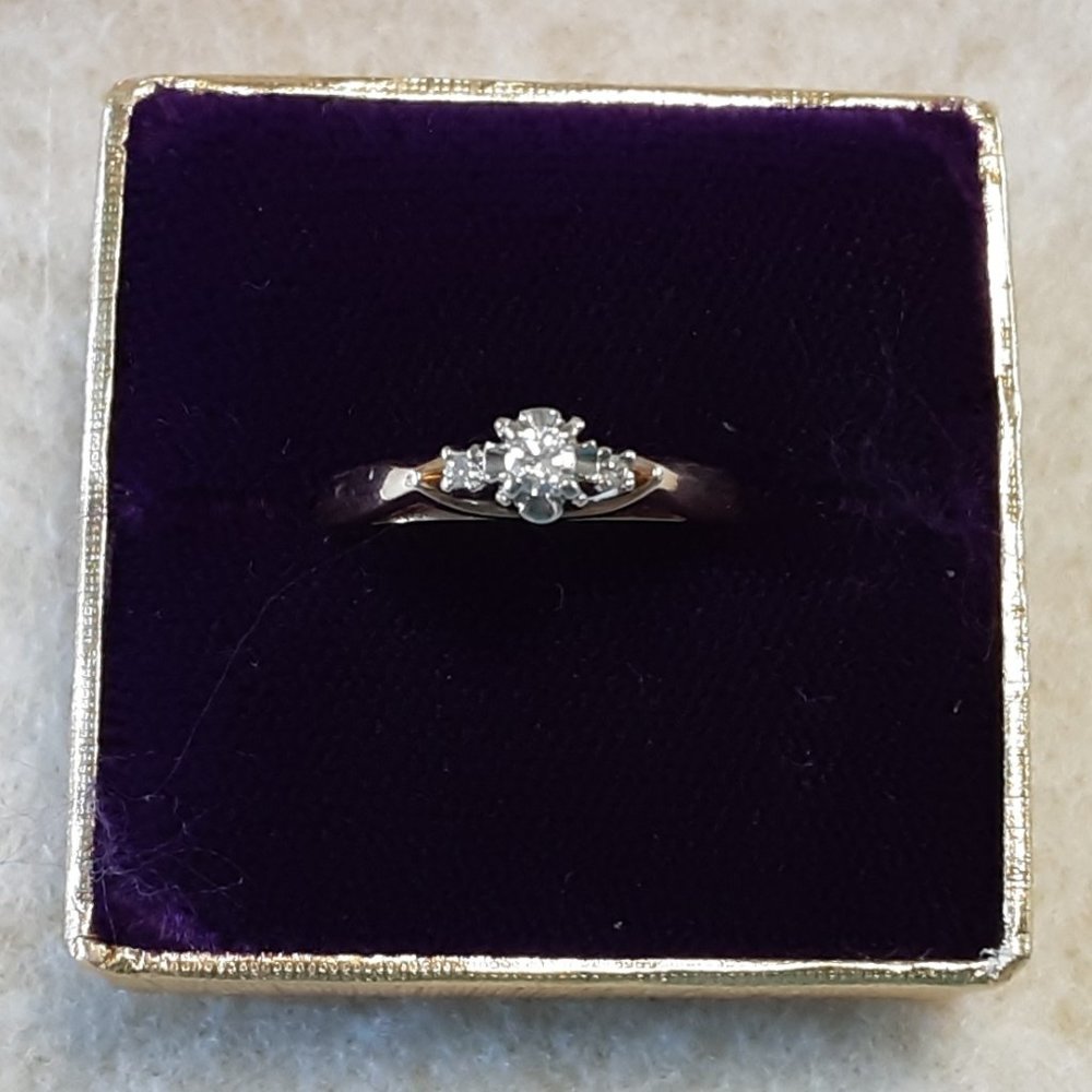 Elegant Diamond and Gold Ring